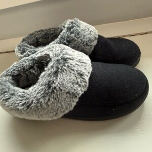 dearfoams Black Slippers with Gray Faux Fur Collar Size small 5-6